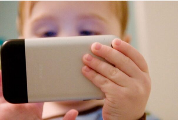 Depressziósak lesznek vagy sem gyerekeink a mobilnyomkodástól és a Facebooktól?