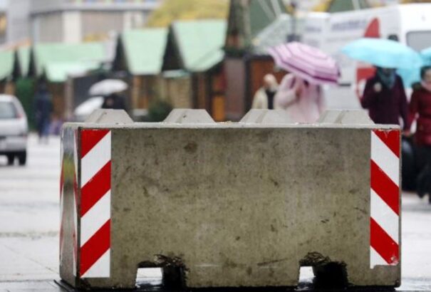 Betontorlaszok, rendőri egységek – Pozsony készül a karácsonyi vásárra