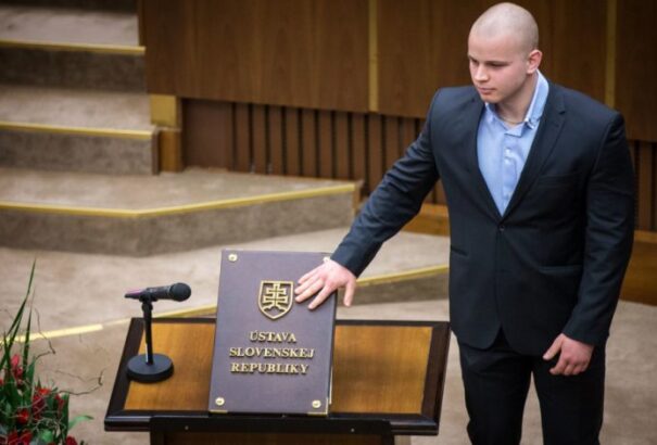 Kirakták a pártból Milan Mazurek (ĽSNS) édesapját