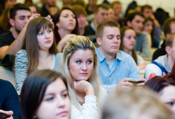 Csökken az egyetemisták száma, külföldről pótolnák a hiányt