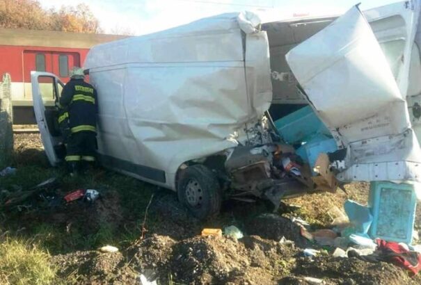 Furgon ütközött egy 500 személyes gyorsvonattal Tolmácson – Képek