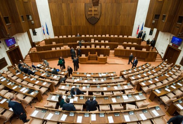 Magasabb fizetést szeretnének a parlamenti képviselők