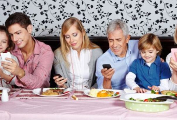 A legújabb felmérésből kiderül, hogy hányszor pillantunk rá egy nap az okostelefonunkra