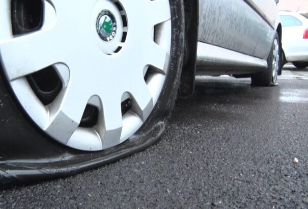 Rendőrök autóit rongálják Nyitrán