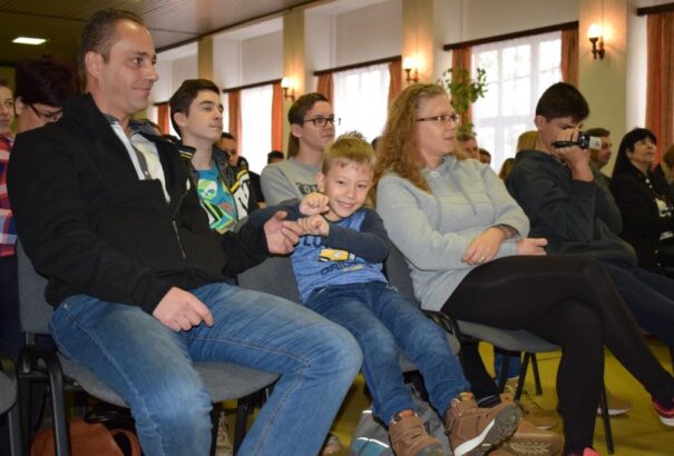 „Egy igazi közösség vagyunk, s ha kell, tudunk segítő kezet nyújtani”. Varázslat egy dunaszerdahelyi középiskolában