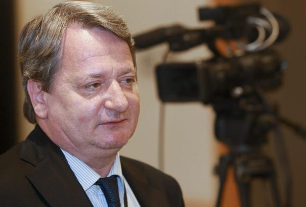 Kémkedés és csalás miatt emeltek vádat a jobbikos EP-képviselő ellen