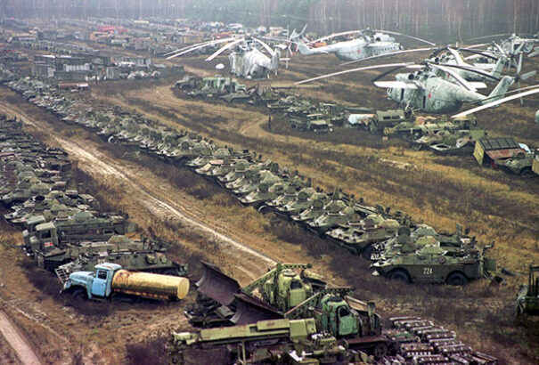 Csernobil egy másik öröksége: Több száz sugárfertőzött jármű egy helyen (Képek)