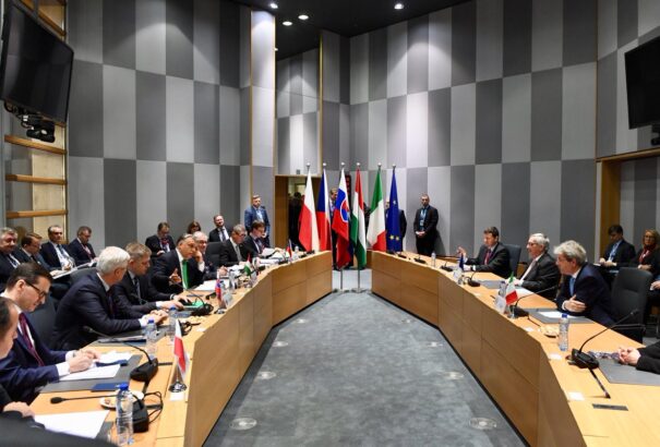 A Visegrádi Négyekkel találkozott Juncker az EU-csúcs előtt