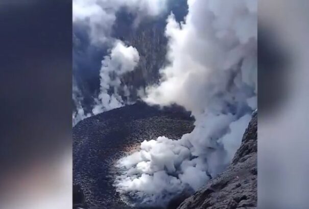 VIDEÓ: Élete kockáztatásával mászta meg az Agungot, hogy lefilmezze a kitört vulkán belsejét