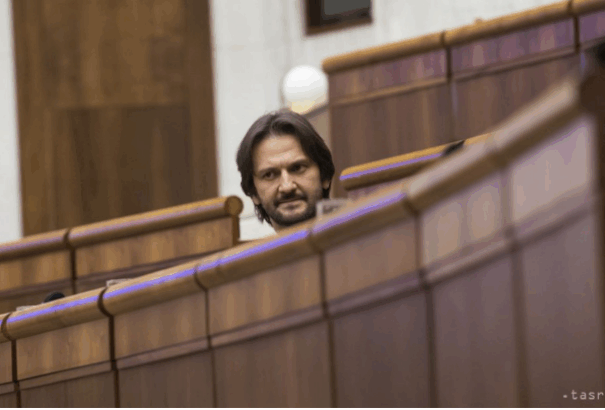 Kaliňák leváltásáról tárgyal a parlament. Míg Kaliňák tagad, addig Fico a miniszterét védelmezi