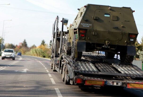 Megint katonai járművekből álló konvoj halad keresztül Szlovákián