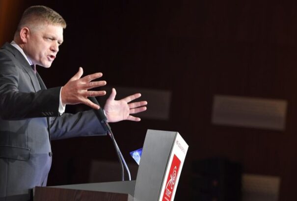 Fico a Smer kongresszusán: „Ha megdobnak kővel, dobd vissza kettővel”