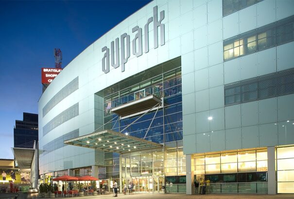 Az Aupark tulajdonosa veszi meg a füleki származású ausztráliai magyar milliárdos cégét