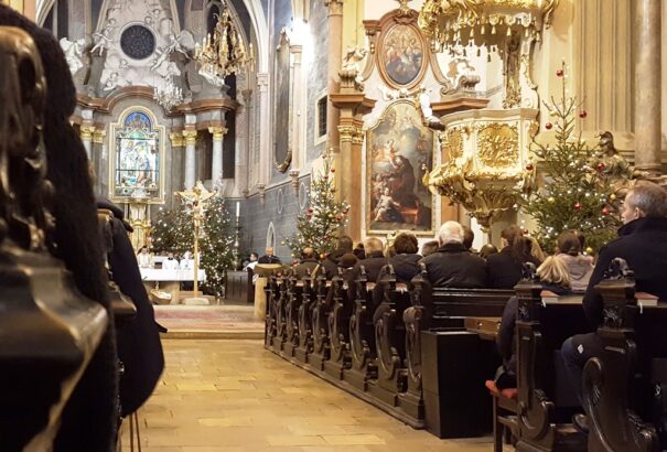 Így szólt a Csendes éj a pozsonyi ferences templomban a magyar nyelvű éjféli szentmisén – Videó