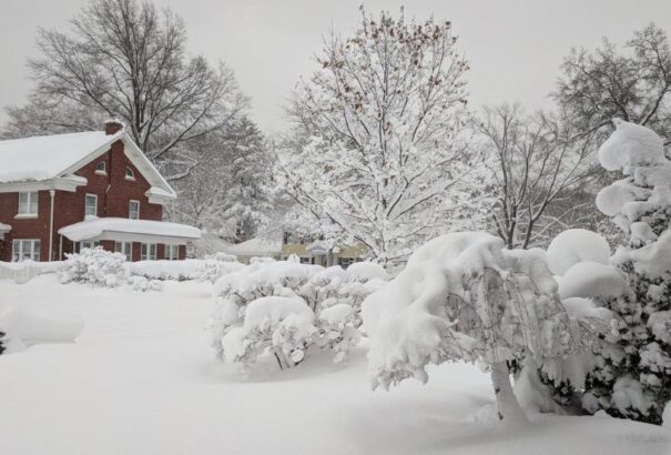 Ítéletidő tombol a világ több pontján: az USA-ban jéggé fagytak a Nagy-tavak vízesései