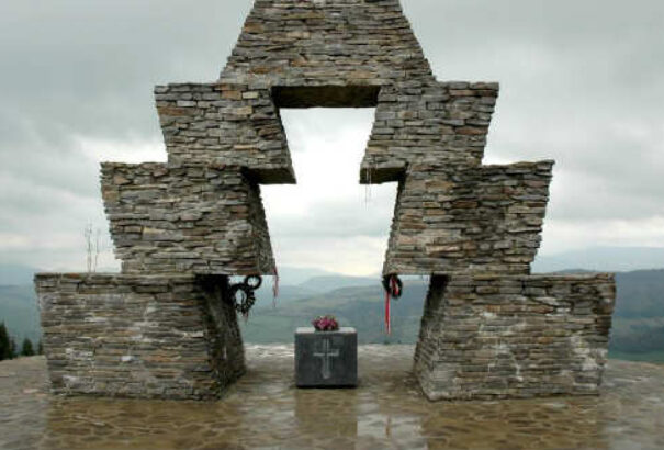 Felavatták és felszentelték a vereckei honfoglalási emlékmű új oltárkövét Kárpátalján