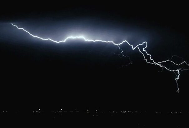 Elképesztő felvétel egy brutális villám cikázásáról