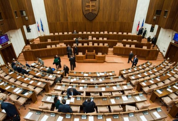 Az emberek egyre kevésbé érdeklődnek a közügyek iránt