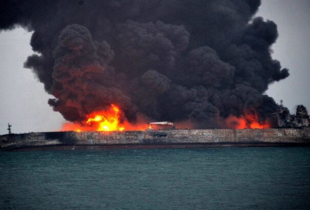 Környezeti katasztrófát okozhat a Kelet-kínai-tengeren lángoló tanker