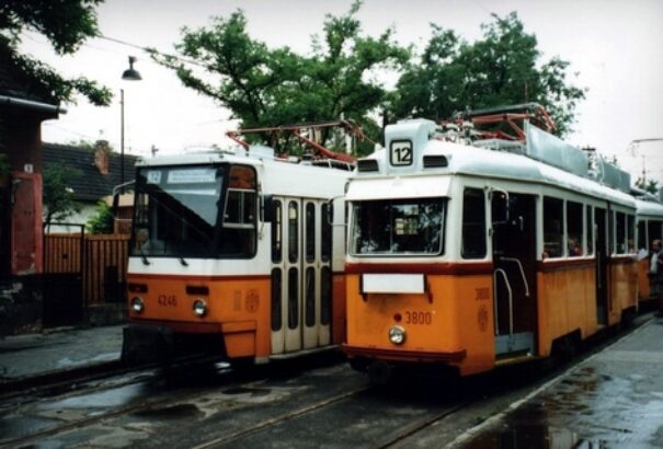 A villamosok közelednek, az emberek távolodnak…