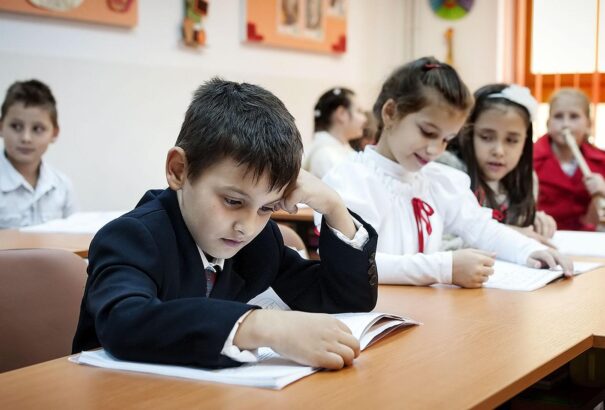 A román kormány ösztöndíjprogramot indít az Ukrajnában anyanyelvükön tanuló román diákok számára