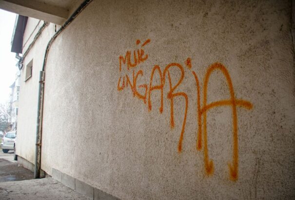 Román nyelvű magyarellenes falfirkák jelentek meg Csíkszeredában