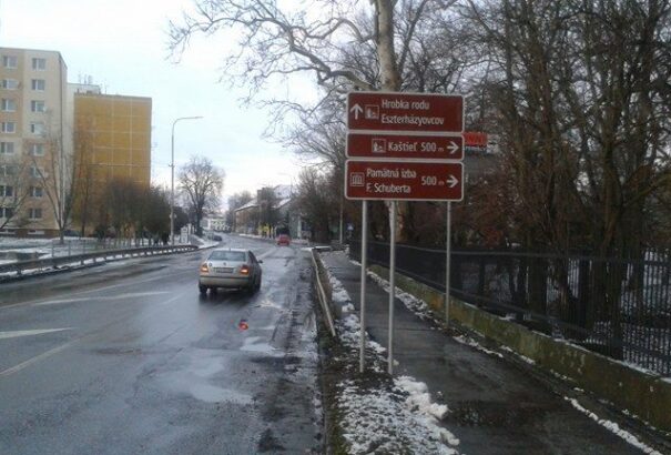 Egynyelvű és hibás feliratú információs táblák jelentek meg Zselízen