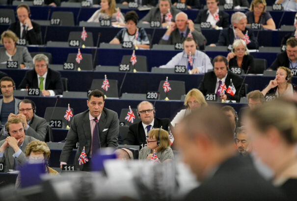 Így osztja szét az EP a britek székeit