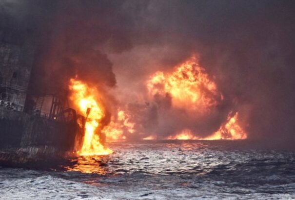 Az elsüllyedt iráni tanker négy olajfoltot hagyott maga után