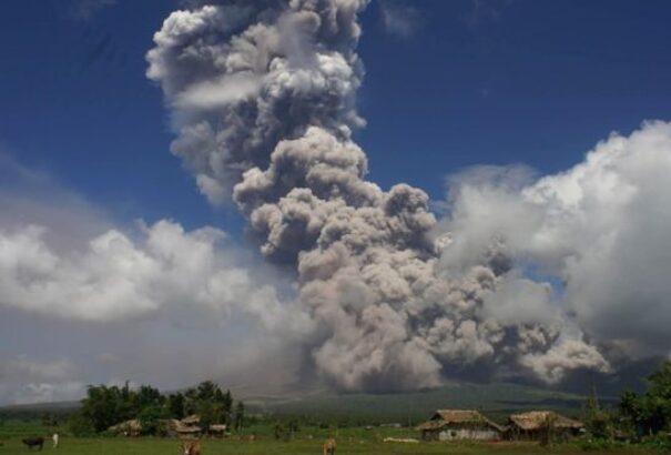 Japánban síelők sérültek meg a vulkánkitörés miatt, a Fülöp-szigeteken  is hatalmas kitörés miatt aggódnak