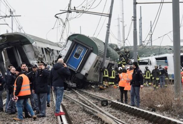Kisiklott egy személyvonat Milánó közelében: Három halott, száz feletti a sérült