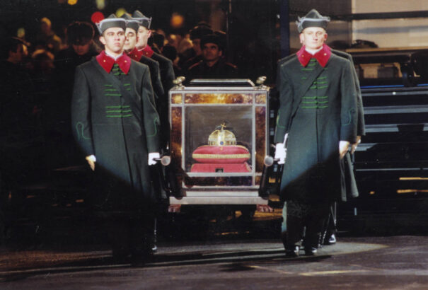 Negyven éve tért vissza Magyarországra a Szent Korona