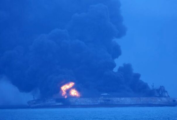 Robbanás történt a kínai partoknál lángoló olajszállítón