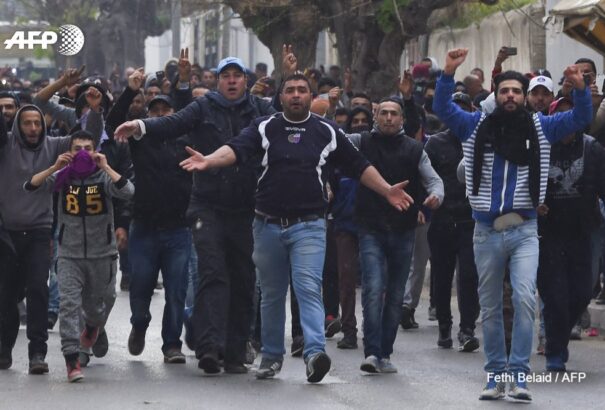 Tunéziában eszkalálódott a helyzet. Egyre dühösebbek az emberek, a kiadó cellák pedig fogynak
