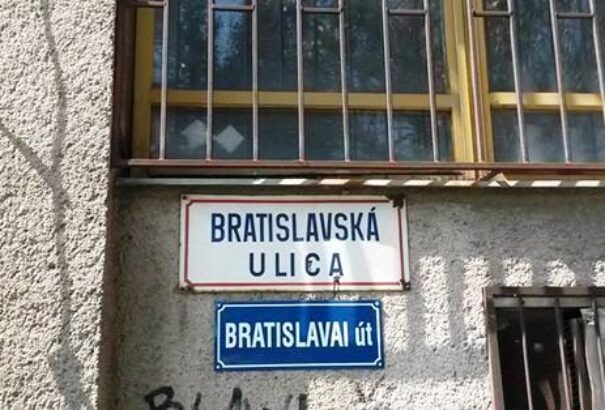 Kisbetűs egyenrangúság?