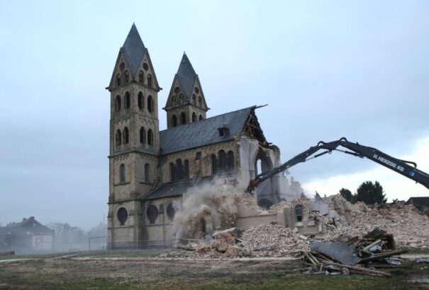 Templomrombolás Németországban: buldózerekkel estek neki a 19. századi neoromán templomnak
