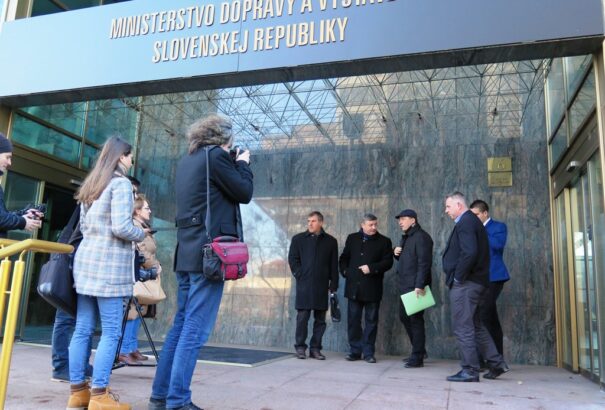 Már Érsek Árpád asztalán várja a döntést a gyorsvonatok galántai megállását követelő több ezres petíció