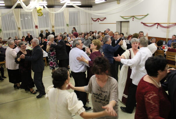 Hangulatos bállal nyitották a farsangot a régió nyugdíjasai Füssön