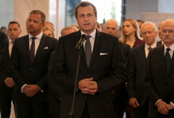 Az SNS parlament elé terjeszti a 13. és 14. fizetésről szóló javaslatát