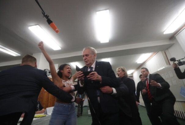 VIDEÓ: Egy félpucér nő „támadta” meg Miloš Zemant a szavazóhelyiségben