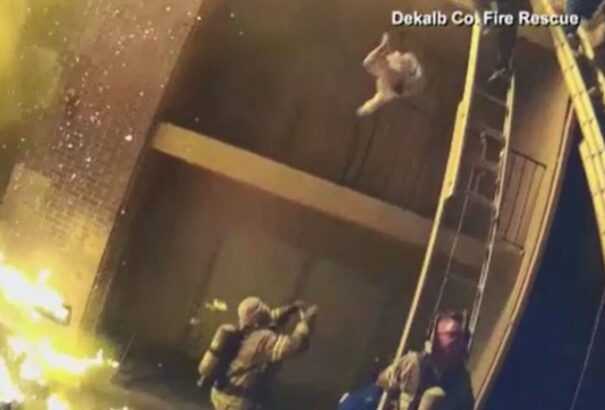 VIDEÓ: Elképesztő bravúrral mentette meg egy 5 éves kislány életét egy tűzoltó