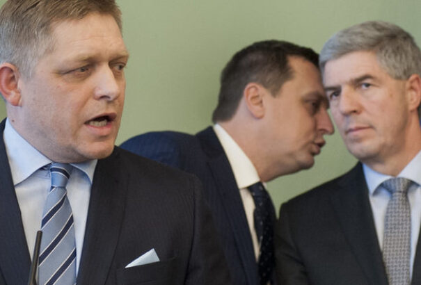 Hamarosan emelkedhet a miniszterek, politikusok, ügyészek fizetése