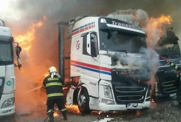 Kamionok égnek Diószegen