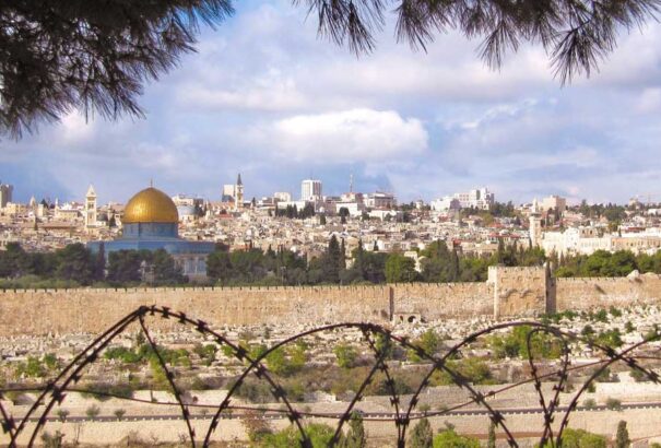 Jeruzsálem felosztását ellehetetlenítő törvényt fogadott el Izrael