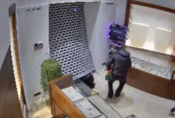 VIDEÓ: A rendőrség közzétette a pozsonyi ékszerrablásról készült felvételt