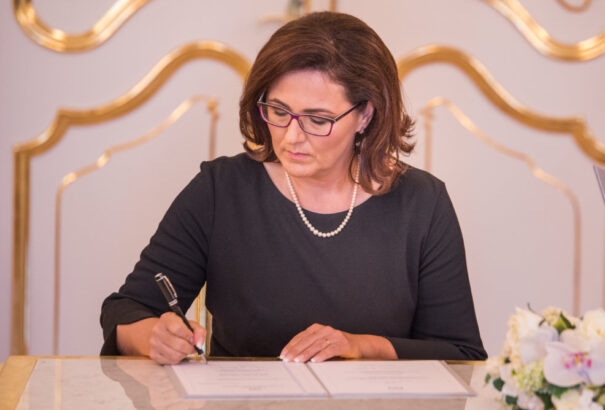 Tisztogat az SNS-es oktatásügyi miniszter, megnyirbálta a Most-Híd és a Smer államtitkárainak hatáskörét