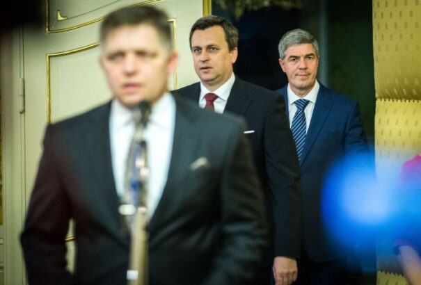 A politikusok egyelőre hallgatnak arról, mennyivel keresnek majd többet az új évben