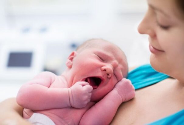 Februártól két szüléssel kapcsolatos illetéket is eltörölnek
