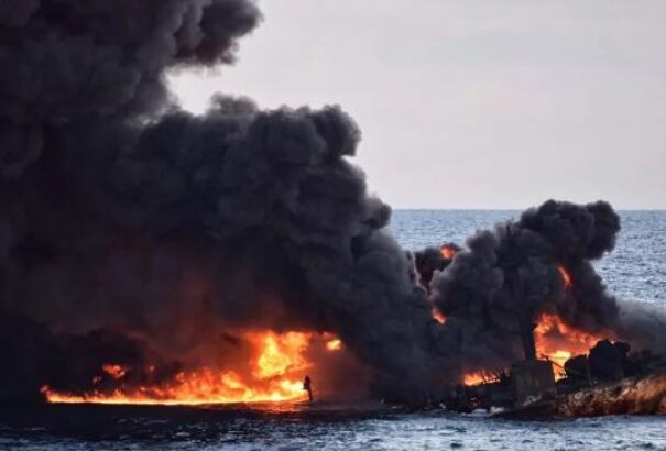 Elsüllyedt a kigyulladt iráni olajtanker – Képek, videó