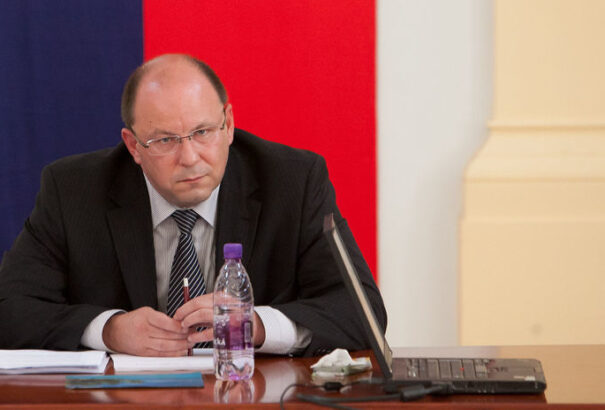 Štefan Hríb: Hatalom, Rezník, meg a Reportéri…